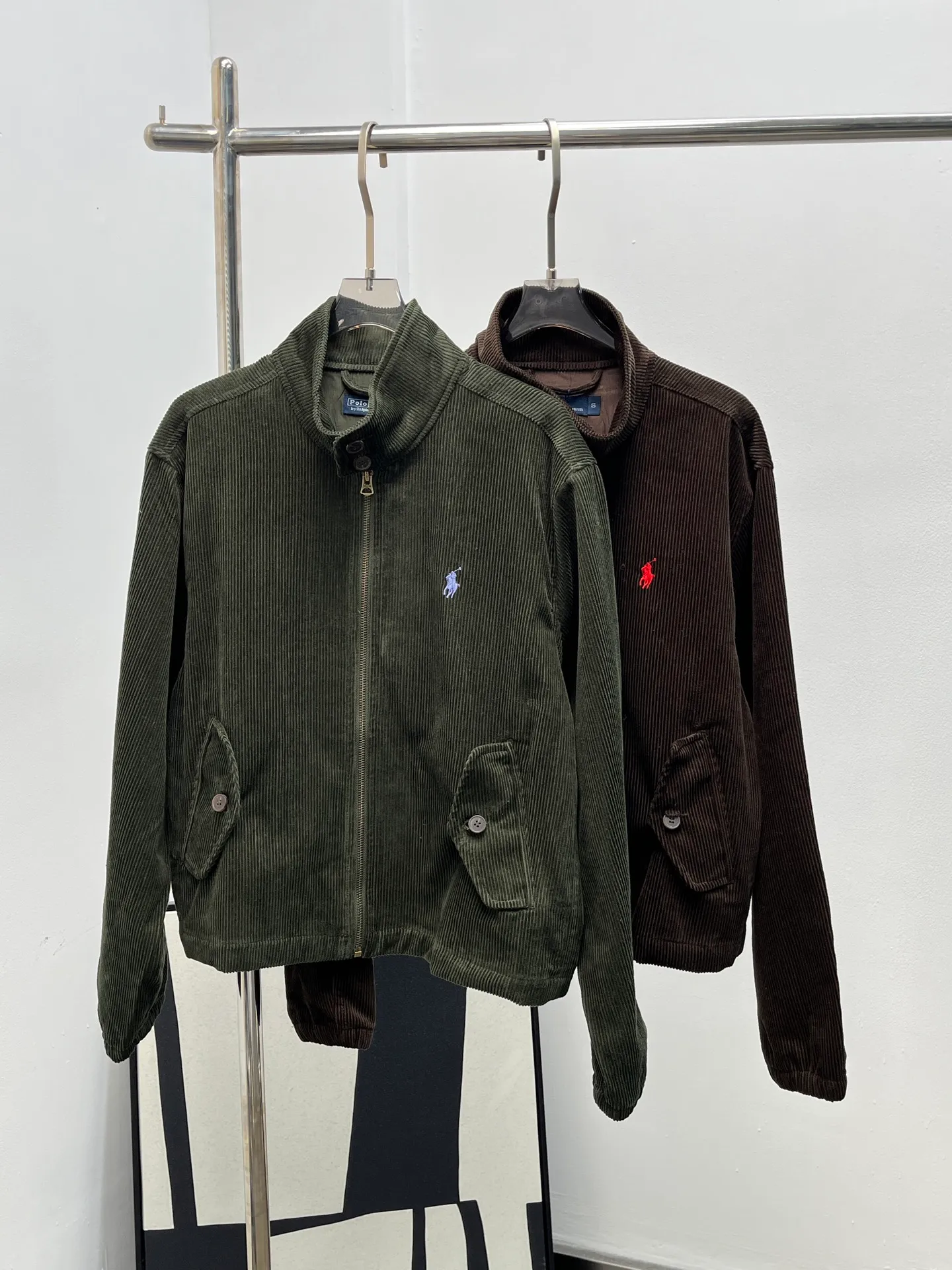 P550 Rah Lauren 25 new autumn and winter style corduroy, retro British style, classic Harrington style, with zipper and lapel, practical and stylish*, the corduroy material is soft and warm, very suitable for autumn and winter wear, the pony embroidery on the chest is very recognizable, full of details, two flap pockets + metal buttons, full of retro feel ~ can be worn for commuting and leisure, looks great with or on, simple and high-end, it is a must-have item for autumn and winter wardrobe